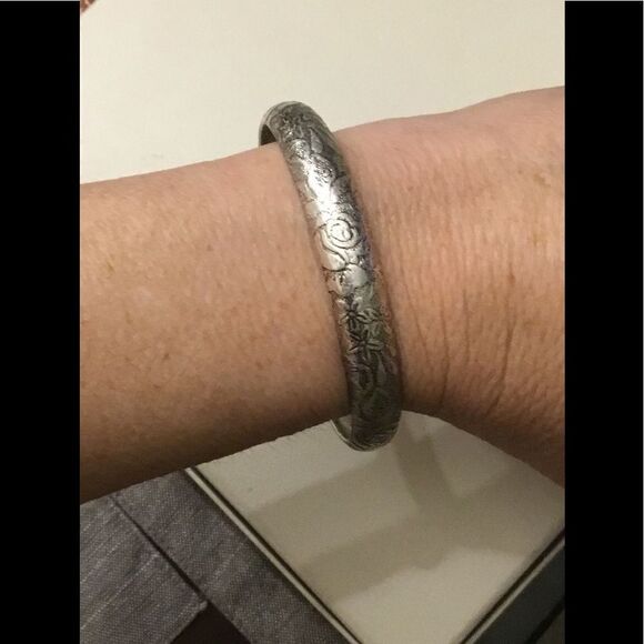 Lovely Silver Etched Floral Design Bangle Bracelet - Picture 1 of 2